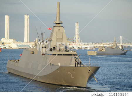 横浜港を航行する海上自衛隊のもがみ型護衛艦 横浜港を航行する海上自衛隊のもがみ型護衛艦 114133194