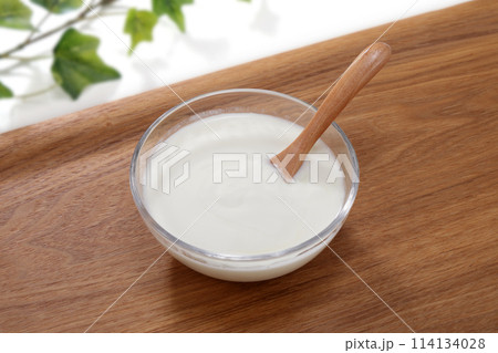美味しそうなプレーンヨーグルト 114134028