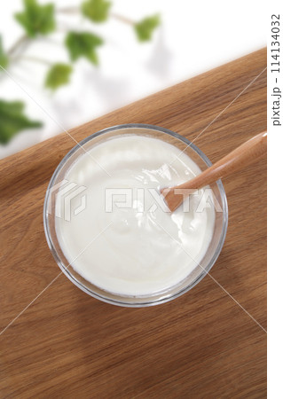 美味しそうなプレーンヨーグルト 114134032