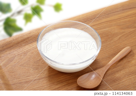 美味しそうなプレーンヨーグルト 114134063