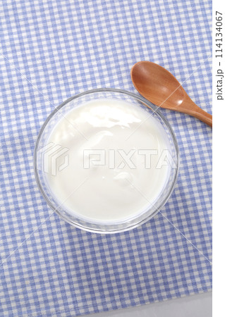 美味しそうなプレーンヨーグルト 114134067
