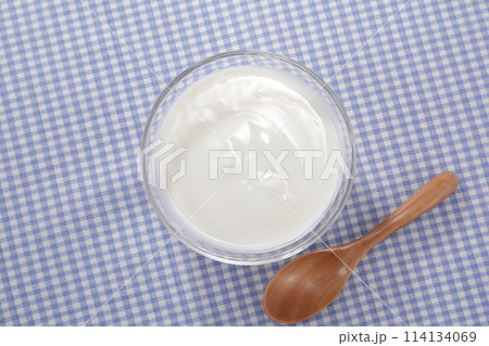 美味しそうなプレーンヨーグルト 114134069