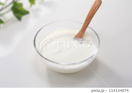 美味しそうなプレーンヨーグルト 114134074