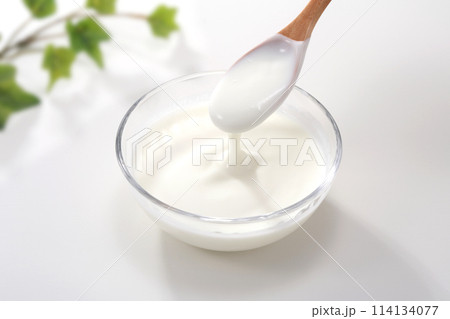 美味しそうなプレーンヨーグルト 114134077