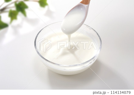 美味しそうなプレーンヨーグルト 美味しそうなプレーンヨーグルト 114134079