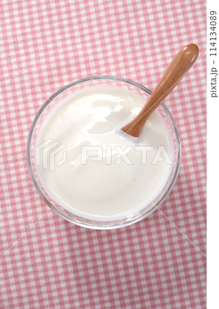美味しそうなプレーンヨーグルト 114134089