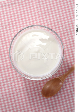 美味しそうなプレーンヨーグルト 114134093
