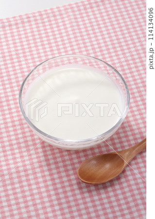 美味しそうなプレーンヨーグルト 114134096