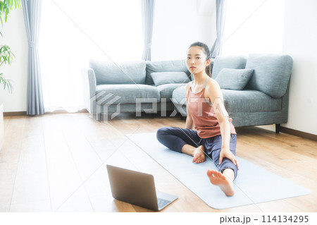 自宅でトレーニング 114134295
