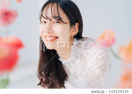 花に囲まれる女性　　 114134314