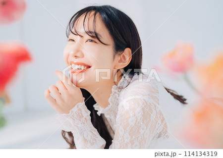 花に囲まれる女性　　 114134319