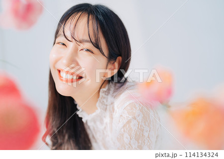 花に囲まれる女性 花に囲まれる女性 114134324