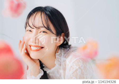花に囲まれる女性　　 114134326