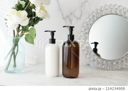 ラグジュアリーな丸いミラーとポンプタイプのプラスチック製化粧品ボトル ラグジュアリーな丸いミラーとポンプタイプのプラスチック製化粧品ボトル 114134908