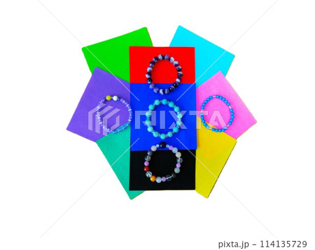 手作りのブレスレットと色紙 114135729