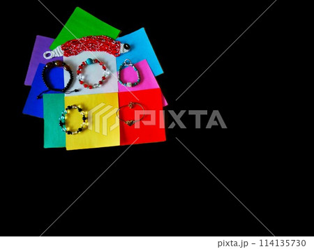 手作りのブレスレットと色紙 114135730