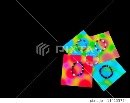 手作りのブレスレットと色紙 手作りのブレスレットと色紙 114135734