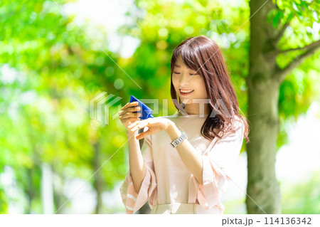 日焼け止めを塗る女性・夏の紫外線対策 日焼け止めを塗る女性・夏の紫外線対策 114136342