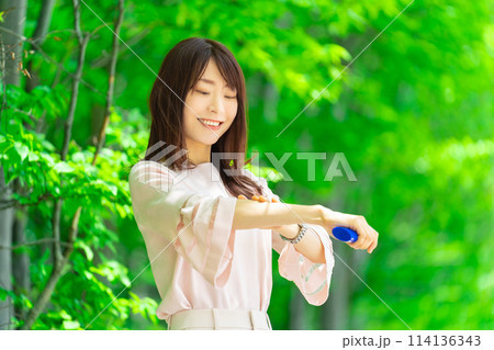 日焼け止めを塗る女性・夏の紫外線対策 日焼け止めを塗る女性・夏の紫外線対策 114136343