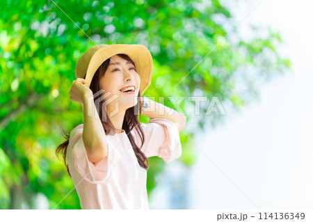 麦わら帽子をかぶる笑顔の女性・夏の熱中症対策 114136349