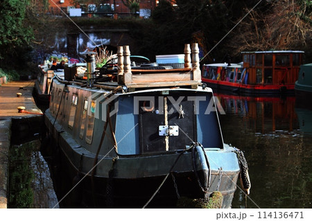 イギリス ロンドン　リージェンツ運河のハウスボート 114136471