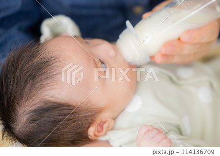 ミルクを飲む赤ちゃん 114136709