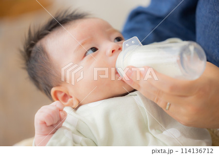 ミルクを飲む赤ちゃん ミルクを飲む赤ちゃん 114136712