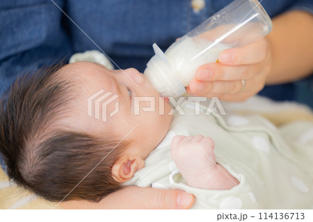 ミルクを飲む赤ちゃん 114136713