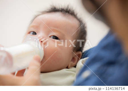 ミルクを飲む赤ちゃん 114136714