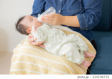 ミルクを飲む赤ちゃん ミルクを飲む赤ちゃん 114136715