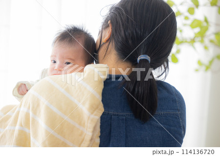 ミルクを飲む赤ちゃん 114136720