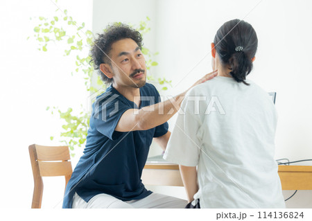 診察する医師 114136824