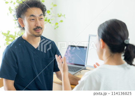 診察する医師 114136825