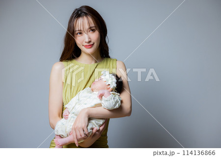 赤ちゃんを抱っこするお母さん 赤ちゃんを抱っこするお母さん 114136866
