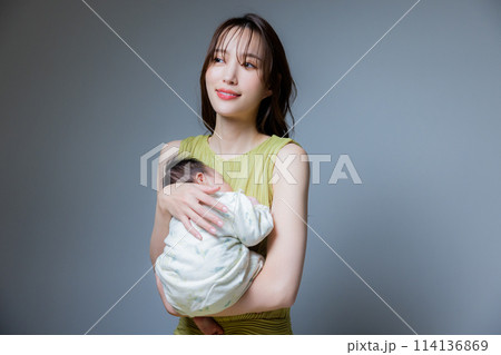 赤ちゃんを抱っこするお母さん 114136869