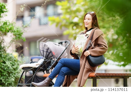 生後一ヶ月の息子を抱っこするセレブ女性 114137011