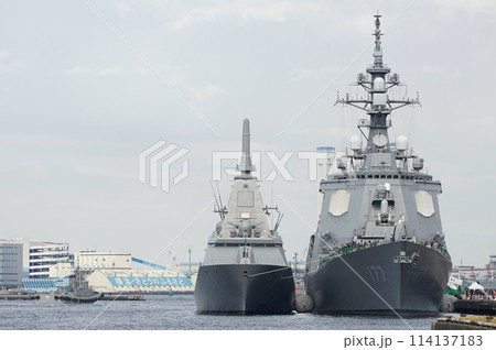 横浜港に停泊する海上自衛隊のもがみ型とあたご型の自衛艦 114137183