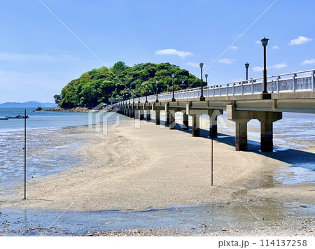 干潮時の竹島橋と竹島(八百富神社)〈竹島園地/愛知県蒲郡市〉 114137258