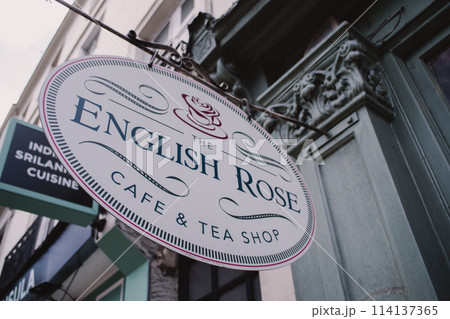 ロンドンの紅茶屋の看板 ロンドンの紅茶屋の看板 114137365