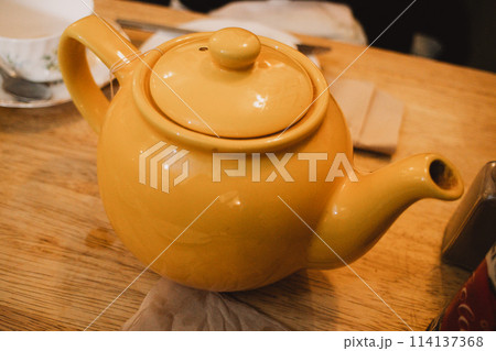 ロンドンのカフェのティーポット ロンドンのカフェのティーポット 114137368
