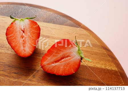 とっても美味しい苺を半分にカットした断面。 114137713