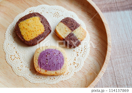 10歳の子供と焼いた焼きたて手作りクッキー。かぼちゃ味と紫芋味とアーモンド味のアイスボックスクッキー 10歳の子供と焼いた焼きたて手作りクッキー。かぼちゃ味と紫芋味とアーモンド味のアイスボックスクッキー 114137869