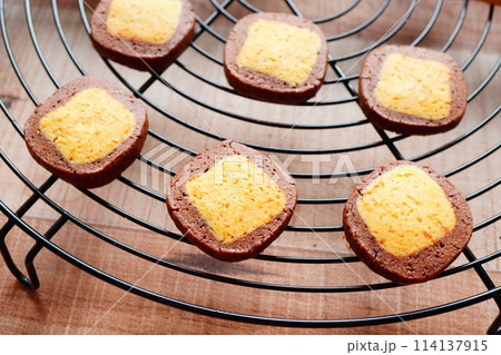 10歳の子供と焼いた焼きたて手作りクッキー。かぼちゃ味とココア味のアイスボックスクッキー 114137915