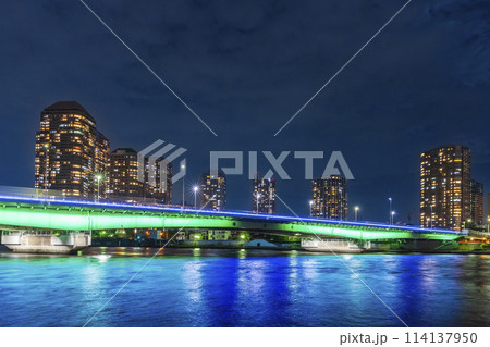 隅田川のライトアップの橋と都市風景　東京夜景 114137950