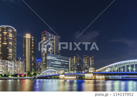 隅田川のライトアップの橋と都市風景　東京夜景 114137952