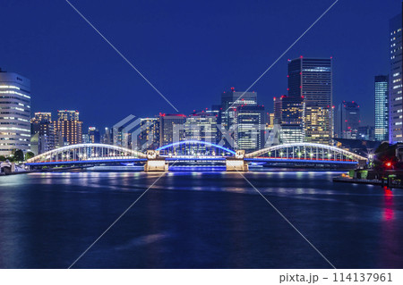 隅田川のライトアップの橋と都市風景　東京夜景 114137961