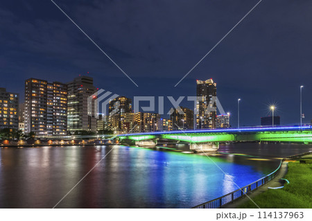 隅田川のライトアップの橋と都市風景 東京夜景 隅田川のライトアップの橋と都市風景 東京夜景 114137963
