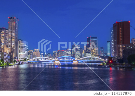 隅田川のライトアップの橋と都市風景 東京夜景 隅田川のライトアップの橋と都市風景 東京夜景 114137970