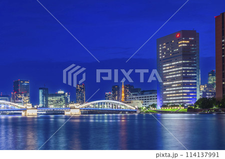 隅田川のライトアップの橋と都市風景　東京夜景 114137991