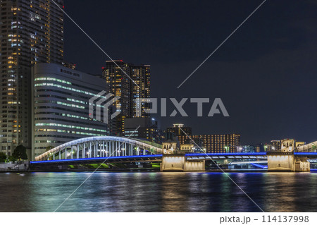 隅田川のライトアップの橋と都市風景　東京夜景 114137998